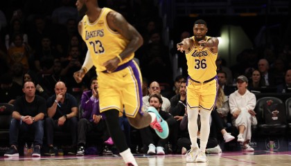 NBA-为此而生！41岁老詹&amp;32岁斯玛特燃烧自我 火箭球员和教练太过抽象